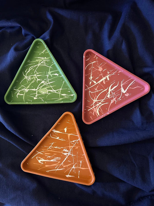 Triangle splatter dish